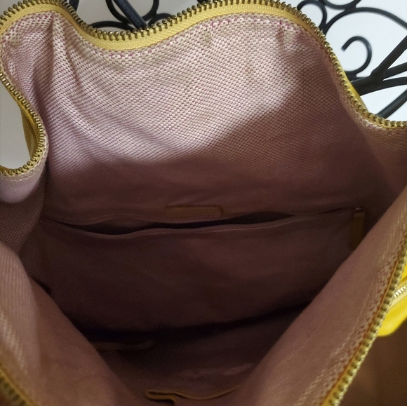 Dooney & Bourke - RARE Vintage Leather Soft & Slouchy Hobo Bag in Mustard Yellow - Picture 2 of 6